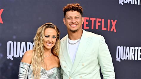 Patrick Mahomes wife Brittany exposes bare chest in sizzling。